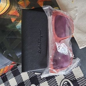 Salvatore Ferragamo rose color bagged gorgeous case paperwork new ✨️ ♥️